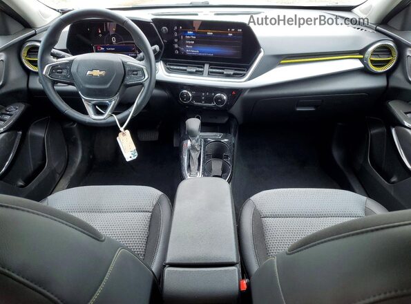 KL77LHE25RC026357 2024 CHEVROLET TRAX Серебряный Вид панели приборов