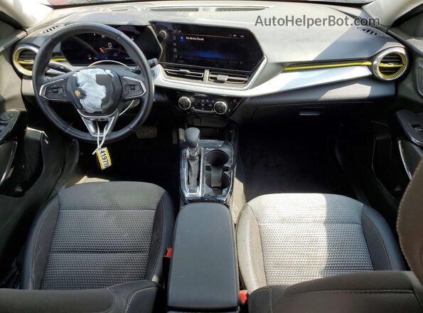 KL77LHE25RC159720 2024 CHEVROLET TRAX Красный Вид панели приборов