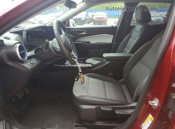 KL77LHE26SC039995 2025 CHEVROLET TRAX Red Widok wnętrza z przodu