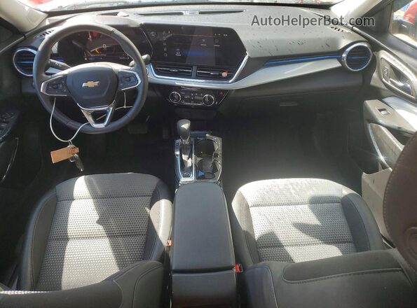 KL77LHE26SC039995 2025 CHEVROLET TRAX Red Widok deski rozdzielczej