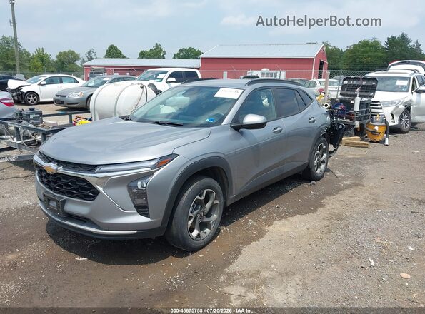 KL77LHE27RC158455 2024 CHEVROLET TRAX Silver Vista tres cuartos delantera izquierda