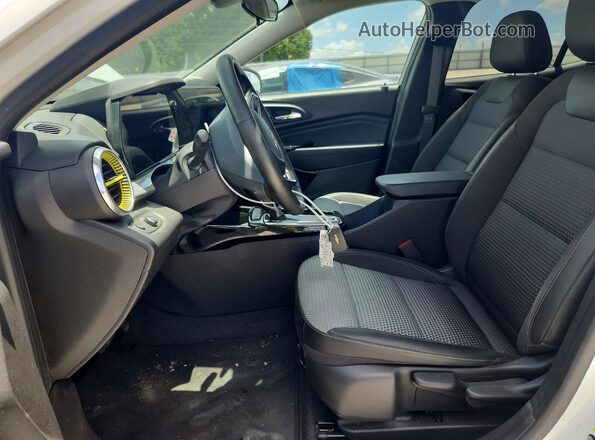 KL77LHE27RC182657 2024 CHEVROLET TRAX White Вид салону спереду