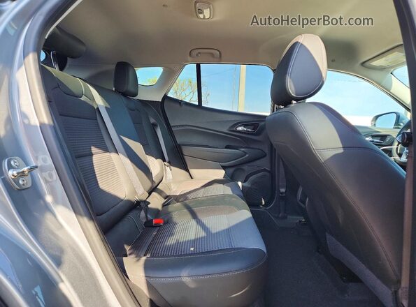 KL77LHE2XRC177758 2024 CHEVROLET TRAX Silver Widok wnętrza z tyłu