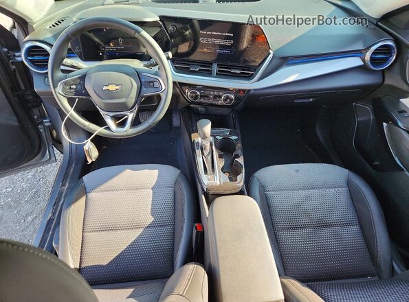 KL77LHE2XRC177758 2024 CHEVROLET TRAX Silver Widok deski rozdzielczej