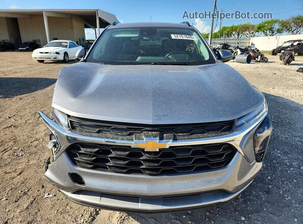 KL77LHE2XRC177758 2024 CHEVROLET TRAX Silver Widok z przodu