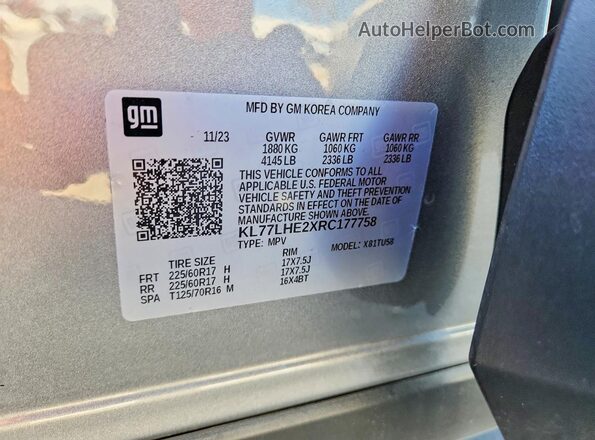 KL77LHE2XRC177758 2024 CHEVROLET TRAX Silver Widok naklejki z numerem VIN