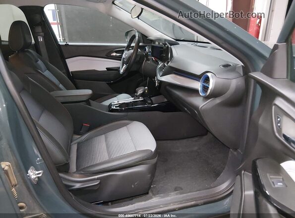 KL77LHEP0SC037431 2025 CHEVROLET TRAX Green წინა სალონის ხედი