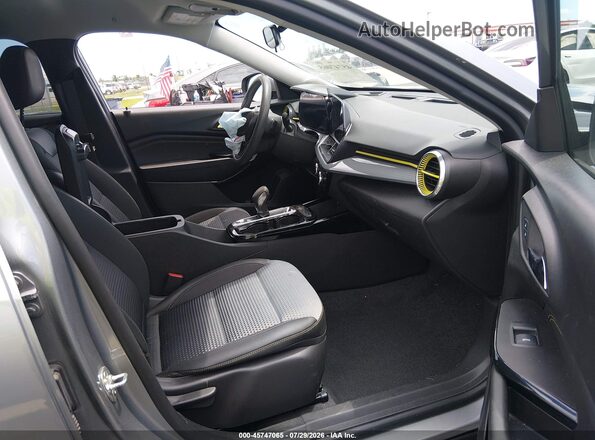 KL77LHEP0SC129588 2025 CHEVROLET TRAX Gray Vista interior delantera