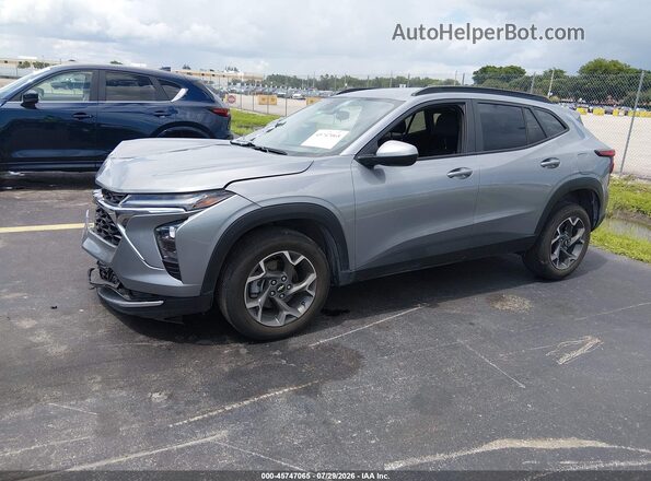 KL77LHEP0SC129588 2025 CHEVROLET TRAX Gray Vista tres cuartos delantera izquierda
