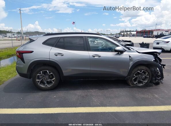 KL77LHEP0SC129588 2025 CHEVROLET TRAX Gray Vista interior trasera