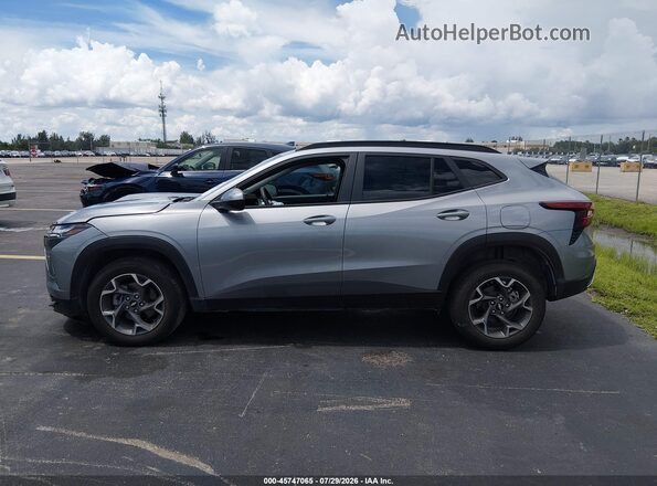 KL77LHEP0SC129588 2025 CHEVROLET TRAX Gray Vista interior de 360 grados