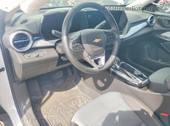 KL77LHEP1SC198211 2025 CHEVROLET TRAX White Vista del salpicadero