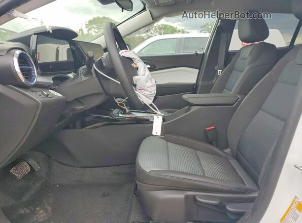 KL77LHEP1TC128516 2026 CHEVROLET TRAX Белый Вид салона спереди