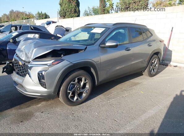 KL77LHEP2SC321885 2025 CHEVROLET TRAX Gray წინა მარცხენა ხედი სამი მეოთხედიდან