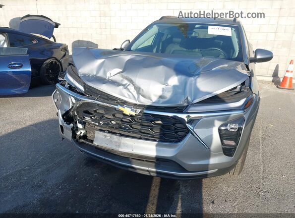 KL77LHEP2SC321885 2025 CHEVROLET TRAX Gray წინა ხედი