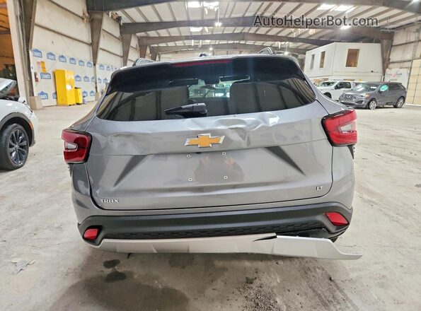 KL77LHEP2TC043667 2026 CHEVROLET TRAX Gray Вид ззаду