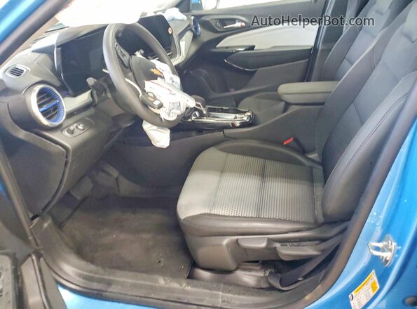 KL77LHEP2TC045497 2026 CHEVROLET TRAX Blue წინა სალონის ხედი