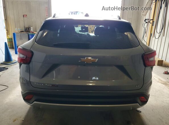 KL77LHEP3TC143096 2026 CHEVROLET TRAX Серебряный Вид сзади