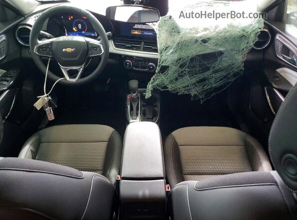 KL77LHEP3TC143096 2026 CHEVROLET TRAX Серебряный Вид панели приборов