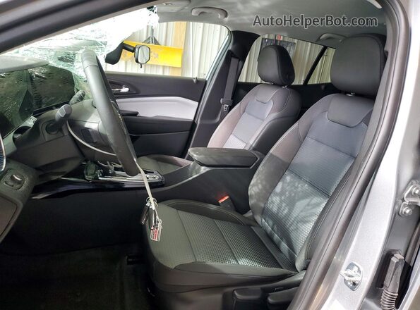 KL77LHEP3TC143096 2026 CHEVROLET TRAX Серебряный Вид салона спереди