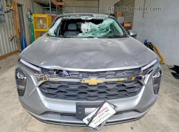 KL77LHEP3TC143096 2026 CHEVROLET TRAX Серебряный Вид спереди