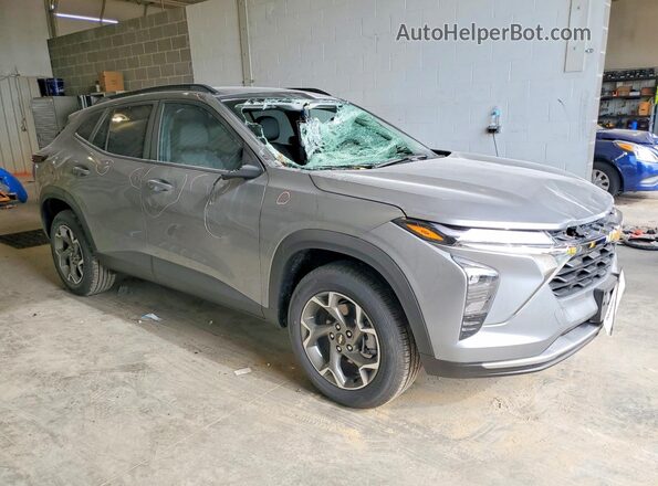 KL77LHEP3TC143096 2026 CHEVROLET TRAX Серебряный Передняя правая четверть