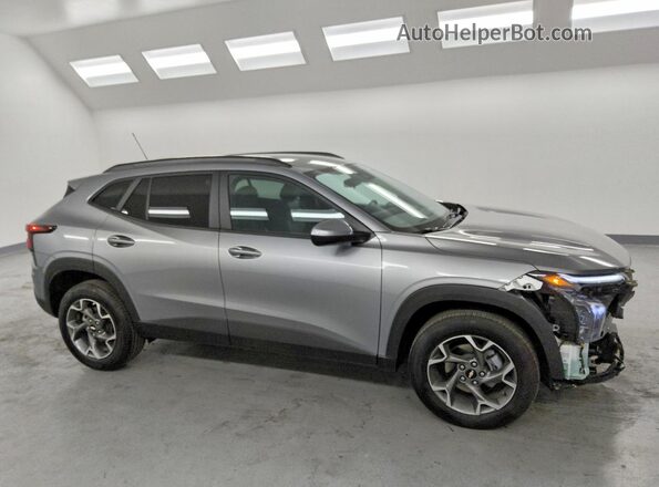 KL77LHEP4SC170080 2025 CHEVROLET TRAX Gray Delantero derecho