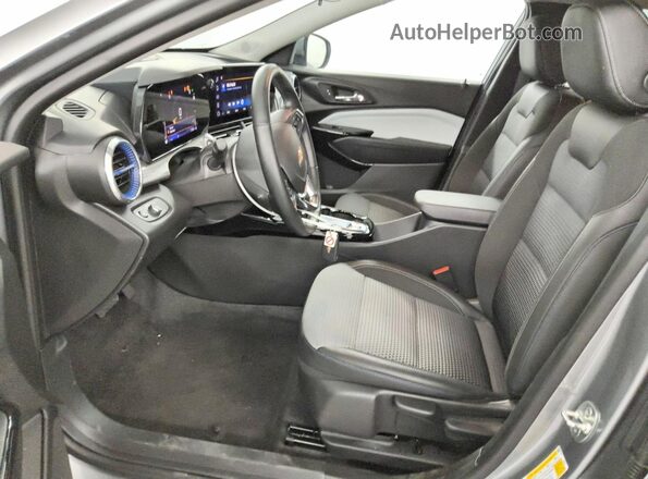 KL77LHEP4SC170080 2025 CHEVROLET TRAX Gray Vista interior delantera