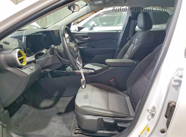 KL77LHEP4SC194363 2025 CHEVROLET TRAX White Սալոնի դիմացի տեսք