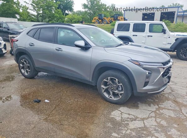 KL77LHEP4SC270891 2025 CHEVROLET TRAX Серебряный Передняя правая четверть