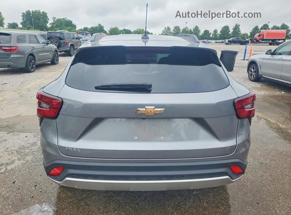 KL77LHEP4SC270891 2025 CHEVROLET TRAX Серебряный Вид сзади