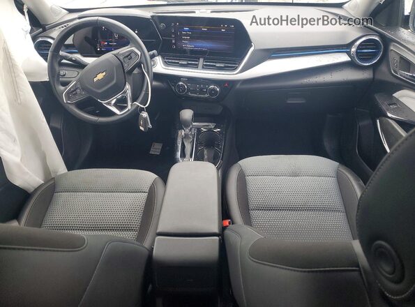 KL77LHEP4SC270891 2025 CHEVROLET TRAX Серебряный Вид панели приборов