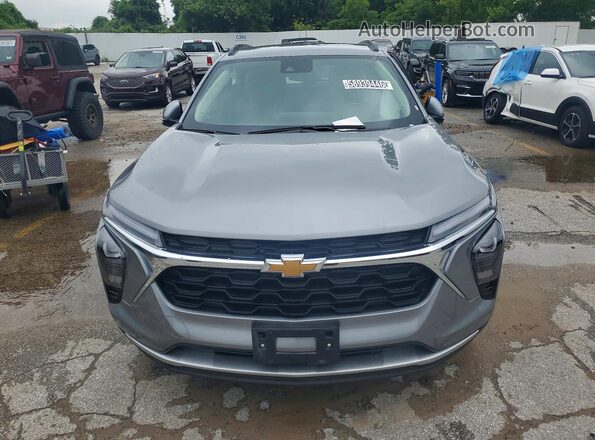 KL77LHEP4SC270891 2025 CHEVROLET TRAX Серебряный Вид спереди