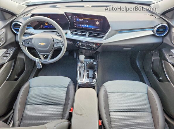 KL77LHEP4TC064441 2026 CHEVROLET TRAX White Առջևի վահանակի տեսք