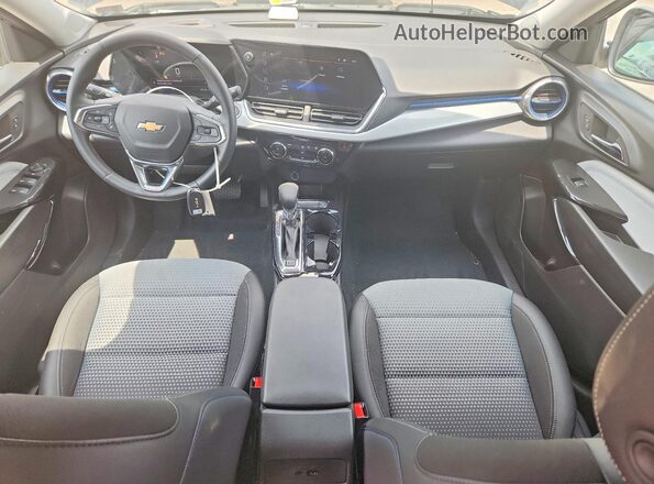 KL77LHEP5SC249063 2025 CHEVROLET TRAX Black Widok deski rozdzielczej