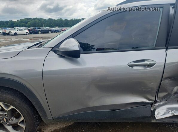 KL77LHEP6SC098251 2025 CHEVROLET TRAX Silver Սալոնի դիմացի տեսք
