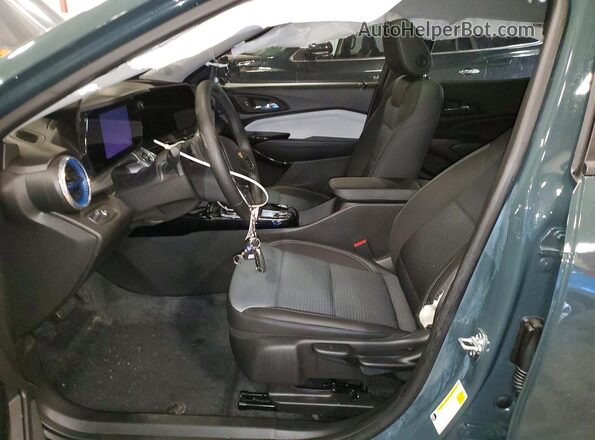 KL77LHEP6SC331013 2025 CHEVROLET TRAX Gray Vista interior delantera