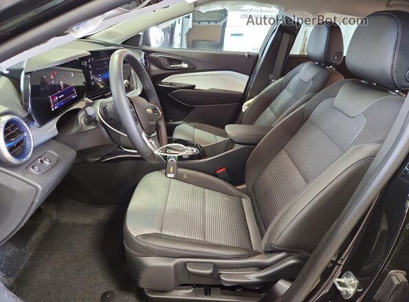 KL77LHEP6TC094086 2026 CHEVROLET TRAX Black Widok wnętrza z przodu