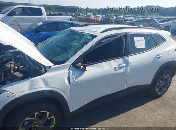 KL77LHEP7SC088795 2025 CHEVROLET TRAX Белый Вид спереди