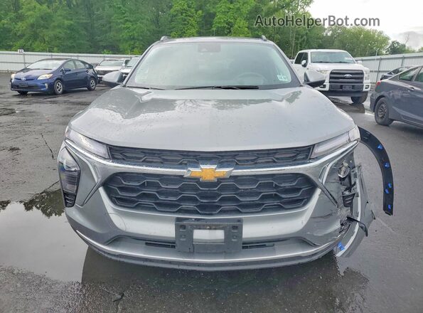 KL77LHEP7SC105708 2025 CHEVROLET TRAX Gray Դիմացի տեսք