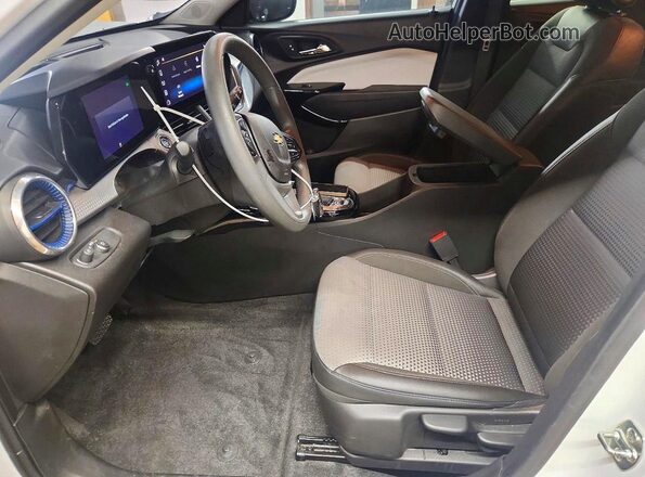 KL77LHEP7SC182904 2025 CHEVROLET TRAX White Vista interior delantera