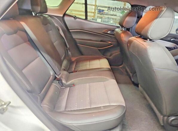 KL77LHEP7SC182904 2025 CHEVROLET TRAX White Vista de los asientos traseros