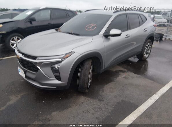 KL77LHEP7SC229316 2025 CHEVROLET TRAX Серебряный Передняя левая четверть
