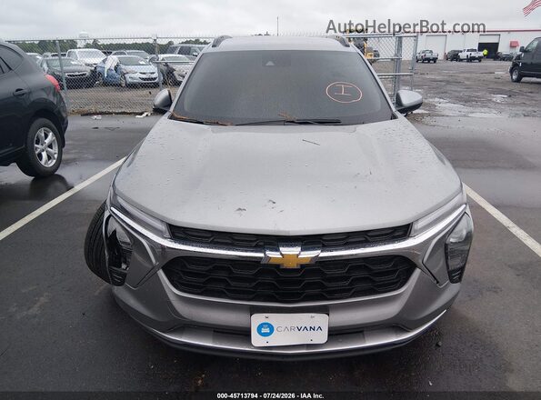 KL77LHEP7SC229316 2025 CHEVROLET TRAX Серебряный Вид панели приборов