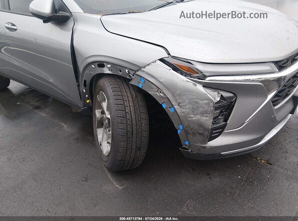 KL77LHEP7SC229316 2025 CHEVROLET TRAX Серебряный Вид спереди