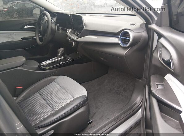 KL77LHEP7SC229316 2025 CHEVROLET TRAX Серебряный Вид салона спереди