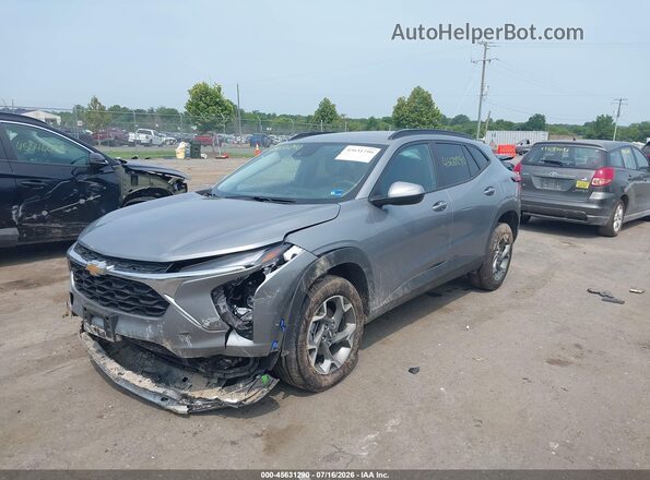 KL77LHEP7SC229641 2025 CHEVROLET TRAX Silver Առջևի ձախ երեք քառորդ տեսարան