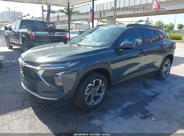 KL77LHEP7TC045480 2026 CHEVROLET TRAX Green Առջևի ձախ երեք քառորդ տեսարան