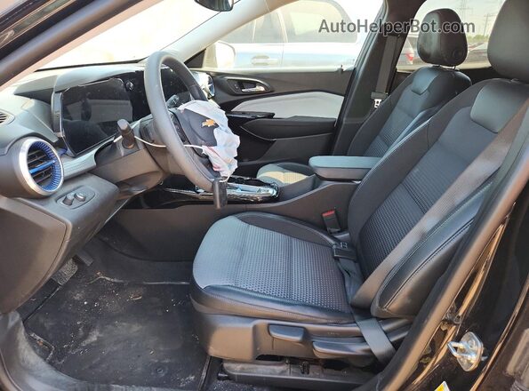 KL77LHEP8SC122209 2025 CHEVROLET TRAX Черный Вид салона спереди