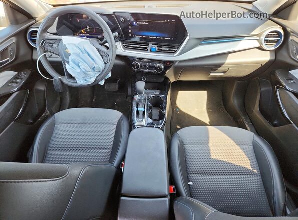 KL77LHEP8SC122209 2025 CHEVROLET TRAX Черный Вид панели приборов